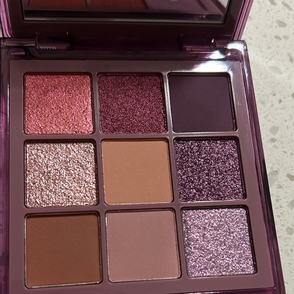 HUDA BEAUTY Vibrant Pink and Purple Eyeshadow Palette - Picture 7 of 7